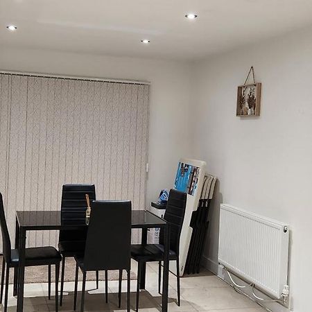 44 Beyers Close Манчестър Екстериор снимка