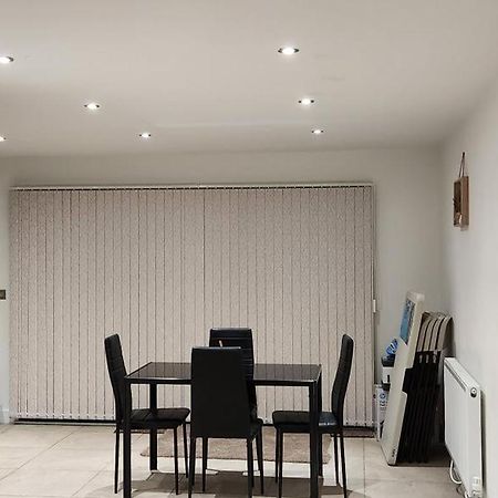 44 Beyers Close Манчестър Екстериор снимка